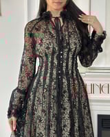 فستان دانتيل أسود باكمام طويلة