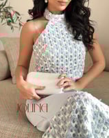 طقم سماوي ناعم بتفاصيل بارزه وقصة مستقيمة