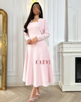 فستان وردي قطعتين بجاكيت مطرز بالفصوص