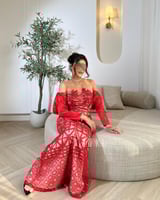 فستان سهرة طويل مطرّز باللون الاحمر