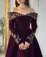 فستان مخمل بنفسجي غامق أوف شولدر مطرّز بالورد