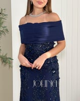 فستان سهرة كحلي مطرّز بتصميم أوف شولدر