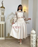 فستان أوف وايت بأكمام مزخرفة