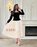 فستان مخمل أسود وبليسيه بيج أنيق