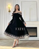 فستان أسود مخملي أنيق مزين بتطريز بيج