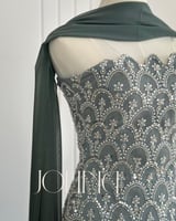 فستان سهره مطرز بلون اخضر فاتح