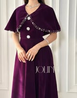 فستان بنفسجي من المخمل بتفاصيل كريستالية