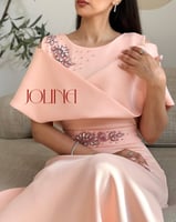 فستان وردي بتطريز كرستال ناعم