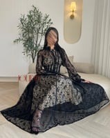 فستان دانتيل أسود باكمام طويلة