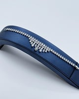 طقم اكسسوار تتميز بتصميم متدلي بشكل أنيق