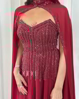 فستان سهرة أحمر فخم مطرز بالترتر مع كاب