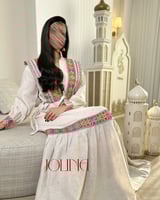 جلابية واسعة أوف وايت بنقوش تراثية