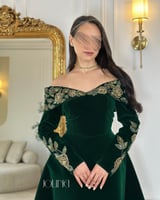 فستان مخملي أخضر غامق بتطريز ورود