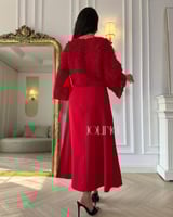 فستان أحمر مع جاكيت مزين بورود