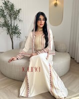 فستان تراثي بيج مطرّز مع طرحة شفافه