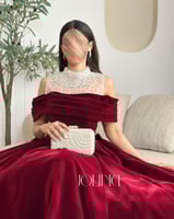 فستان مخملي عنّابي طويل بتفاصيل لؤلؤية