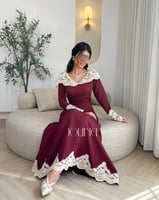 فستان عنابي طويل بدانتيل سكري