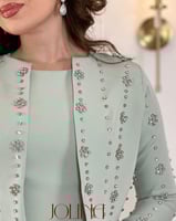 فستان تيفاني مع جاكيت قصير مطرّ