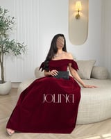 فستان عنابي مخملي بتصميم اوف شولدر