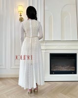 فستان دانتيل أبيض بأكمام طويلة