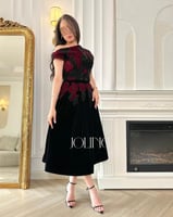 طقم اسود مطرز بورود حمراء