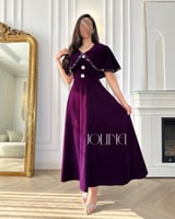 فستان بنفسجي من المخمل بتفاصيل كريستالية