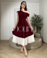 فستان عودي باطراف بلون ابيض