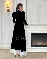 فستان أسود مخملي طويل مزين باطراف من الدانتيل