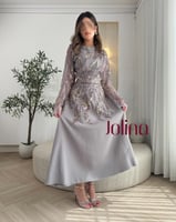 طقم سهرة رمادي بتطريز لامع وأكمام شفافة أنيقة