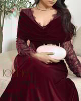 فستان مخمل عودي طويل بأكمام دانتيل