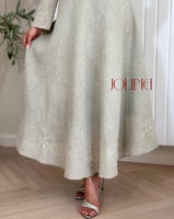 طقم زيتوني فاتح بتطريز ناعم