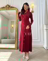 فستان أحمر طويل بأزرار ذهبية