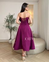 فستان بنفسجي مطرّز بكرستالات