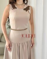 فستان بيج بتطريز فراشة