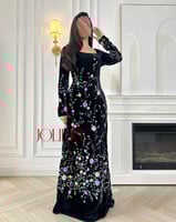 فستان مخمل اسود مطرز بالزهور