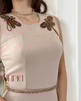 فستان بيج بتطريز فراشة