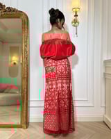 فستان سهرة طويل مطرّز باللون الاحمر