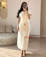 طقم كريمي بتطريز ذهبي