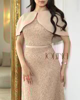 فستان طويل بتطريز لامع وكاب للأكتاف