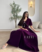 فستان بنفسجي من المخمل بتفاصيل كريستالية