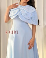 فستان سماوي بكاب على شكل فيونكة وتطريز ناعم