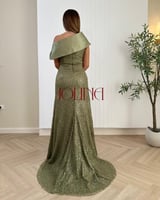 فستان سهرة زيتي مطرز بالؤلؤ