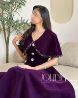 فستان بنفسجي من المخمل بتفاصيل كريستالية