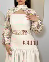 فستان أوف وايت بأكمام مزخرفة