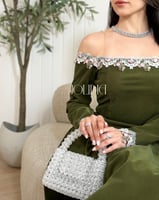 فستان زيتي جوخ بتصميم أوف شولدر وتطريز