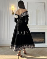 فستان أسود مخملي أنيق مزين بتطريز بيج