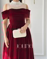 فستان مخملي عنّابي طويل بتفاصيل لؤلؤية