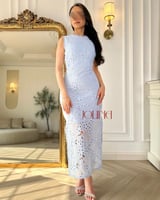 فستان دانتيل أزرق سماوي بقصّة مستقيمة