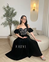 طقم أسود مخملي بتطريز لؤلؤ