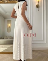 فستان أبيض طويل بدون أكمام